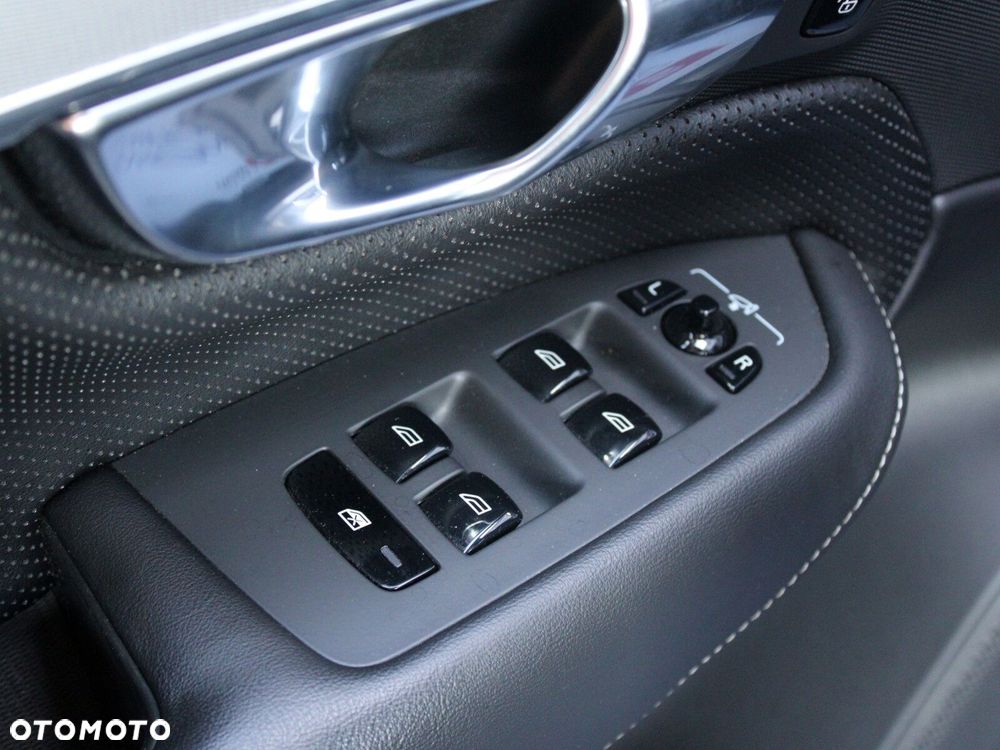 Volvo XC 90 D5 SCR AWD R-Design - 30