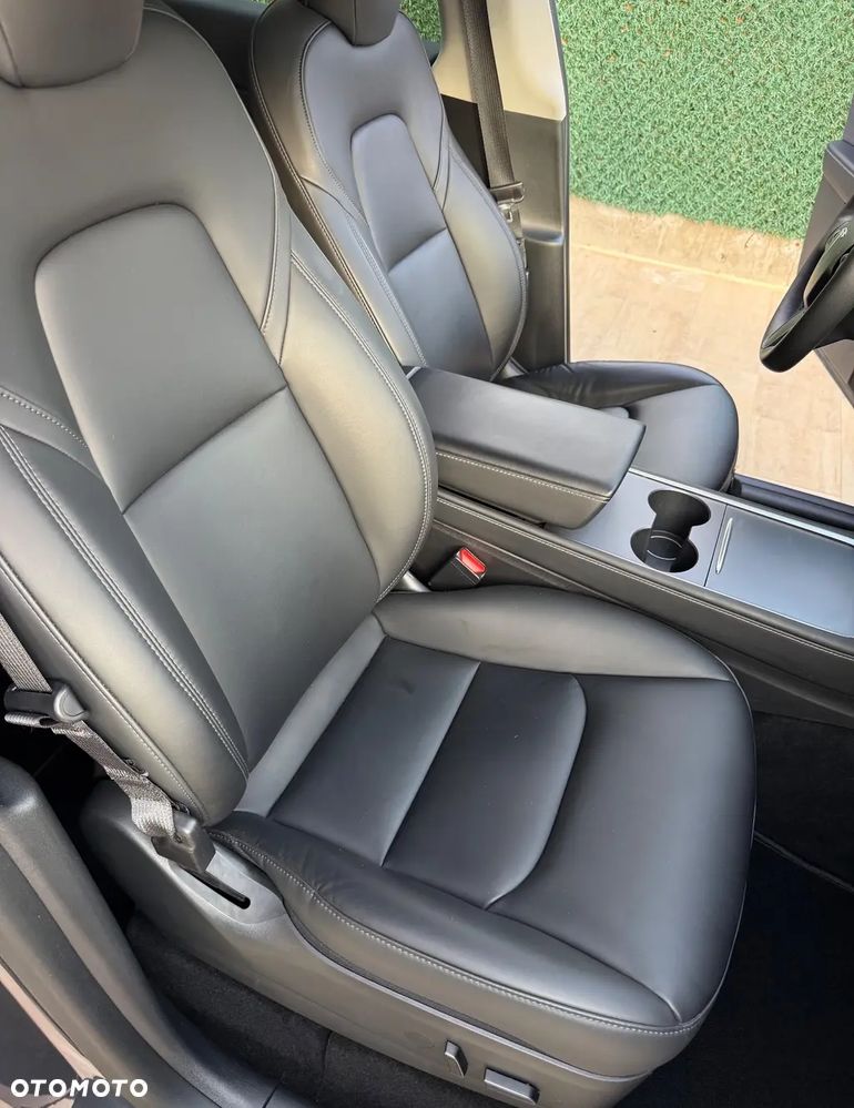 Tesla Model Y Long Range Dual Motor AWD - 8