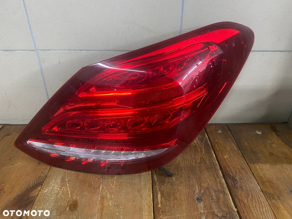 MERCEDES 205 lampa tylna prawa led - 1
