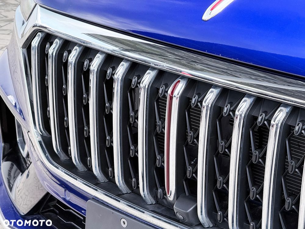Hongqi HS5 - 12