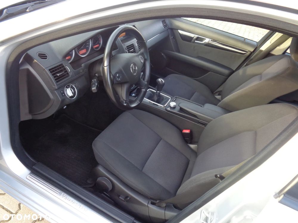 Mercedes-Benz Klasa C 180 CGI BlueEFFICIENCY Avantgarde - 10