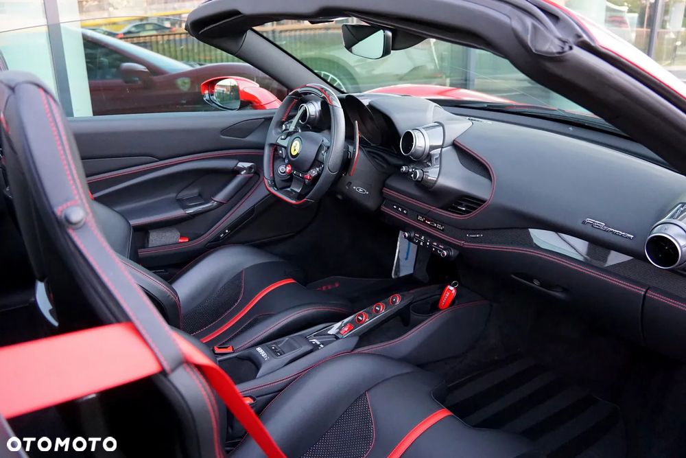 Ferrari F8 Spider - 25