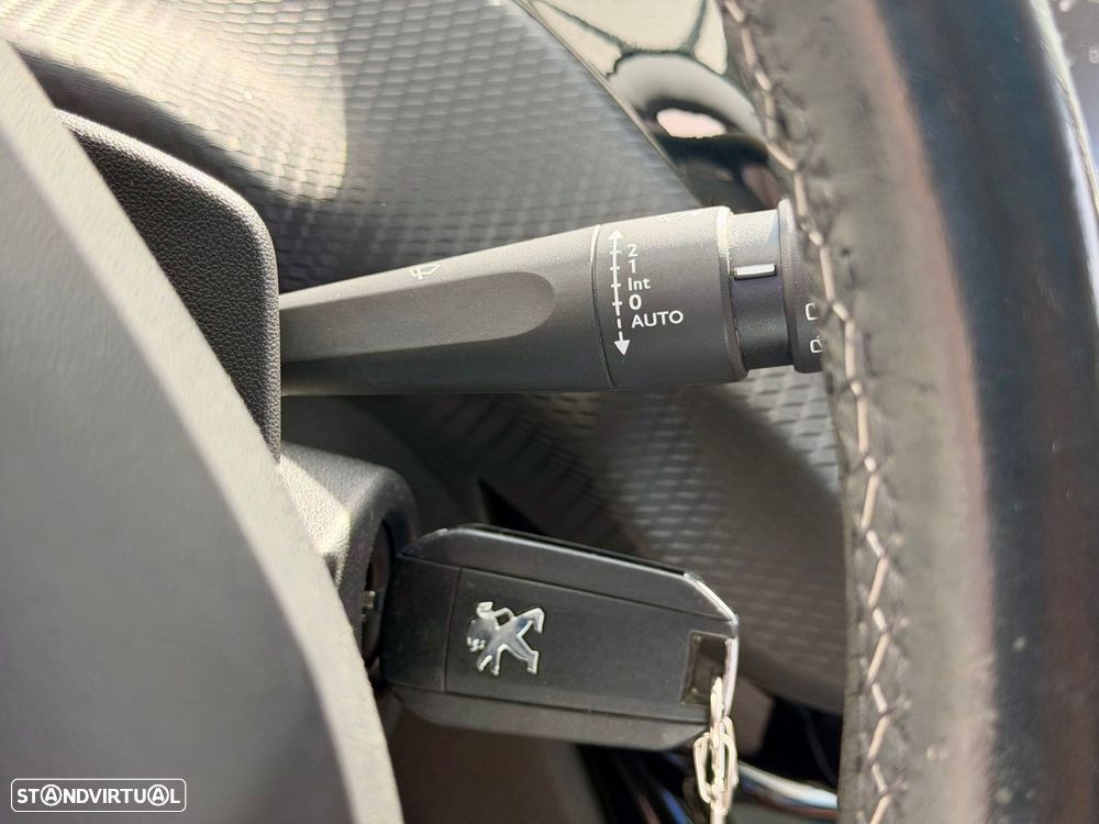 Peugeot 2008 1.2 PureTech Allure Pack - 26
