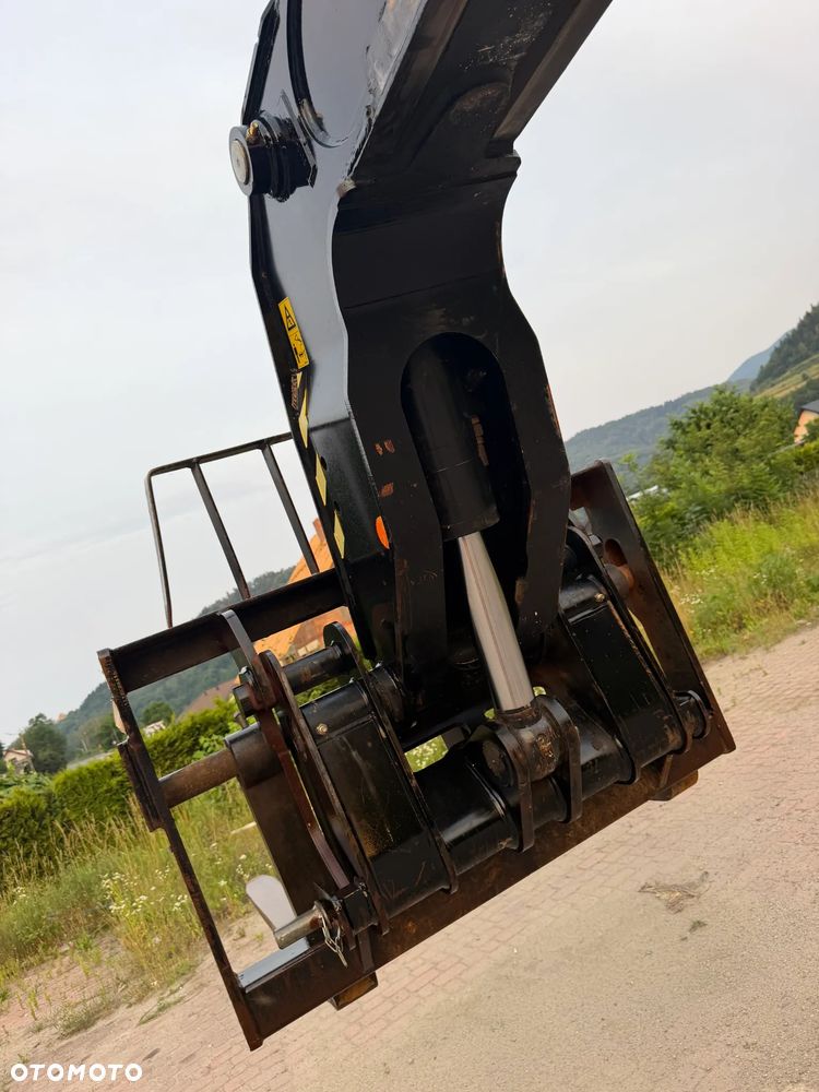 JLG 3614RS CAT Ładowarka Teleskopowa Dźwig Zwyżka 14 metrów wysuw. Udźwig 4 tony. Widły. Silnik DEUTZ TuRBO. 110KM. Maszyna jak Nowa z Norwegii Pracowała w Urzędzie Komunalnym.  DEKRA BMWT. skręt 3 tryby 4 koła KRAB. Auto-poziomowanie!  Zero luzów wycieków jak Nowa z salonu. Małe Gabaryty maszyny a potężny zasięg i udzwig! Skrzynia Hydrostatic 3 biegi. Zmiana na Pokrętle przy kierownicy. Wszystko Sterowane z 1 dżojstkika wraz z łapami! OKAZJA. Zero luzów. Ładowarka ma nadzwyczajnie duży prześwit od spodu. Opony jak Nowe! OKAZJA  2017 rok. Niski przebieg 3000mtg - 31