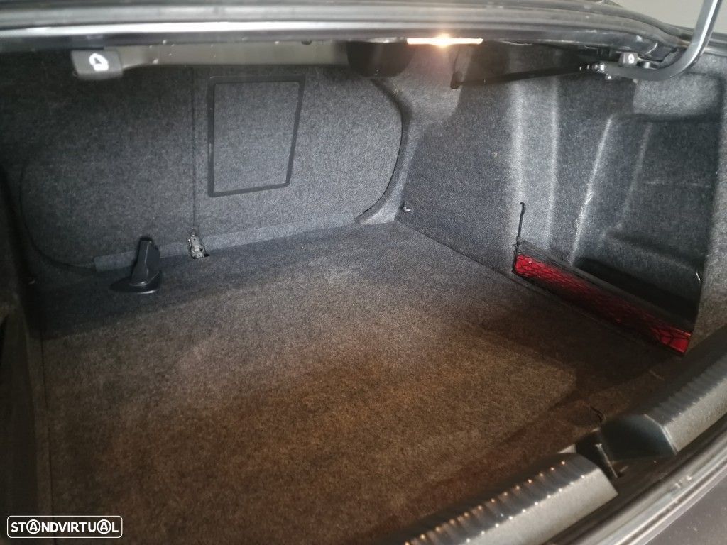 VW Jetta 1.6 TDi Highline - 15
