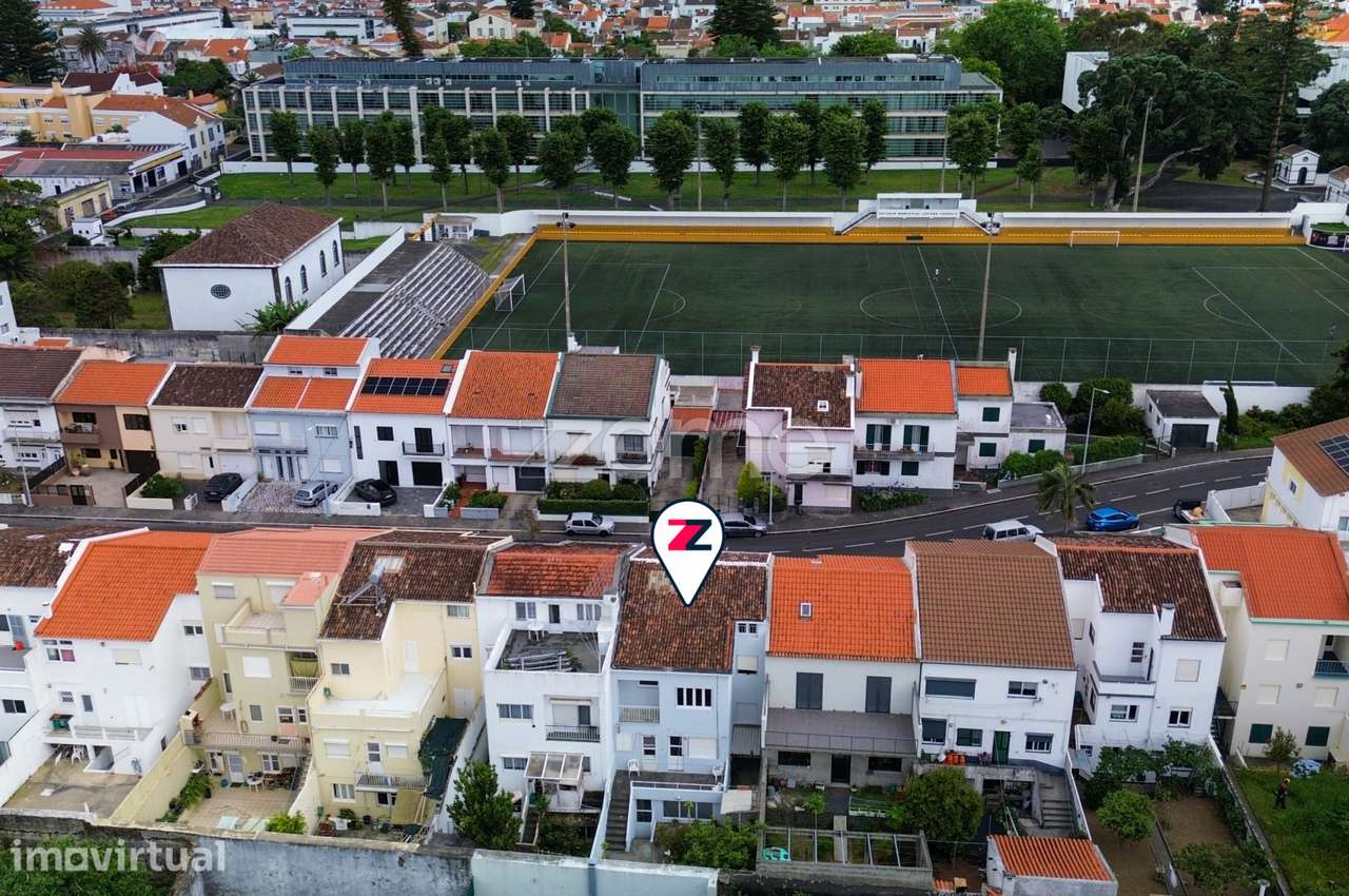 Moradia T4+1 com Garagem e Jardim em Ponta Delgada - Grande imagem: 5/40
