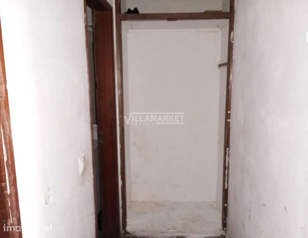 Apartamento T3 da banca situado na Rua do Moinho, no Bairro da Bela Vi - Grande imagem: 4/17