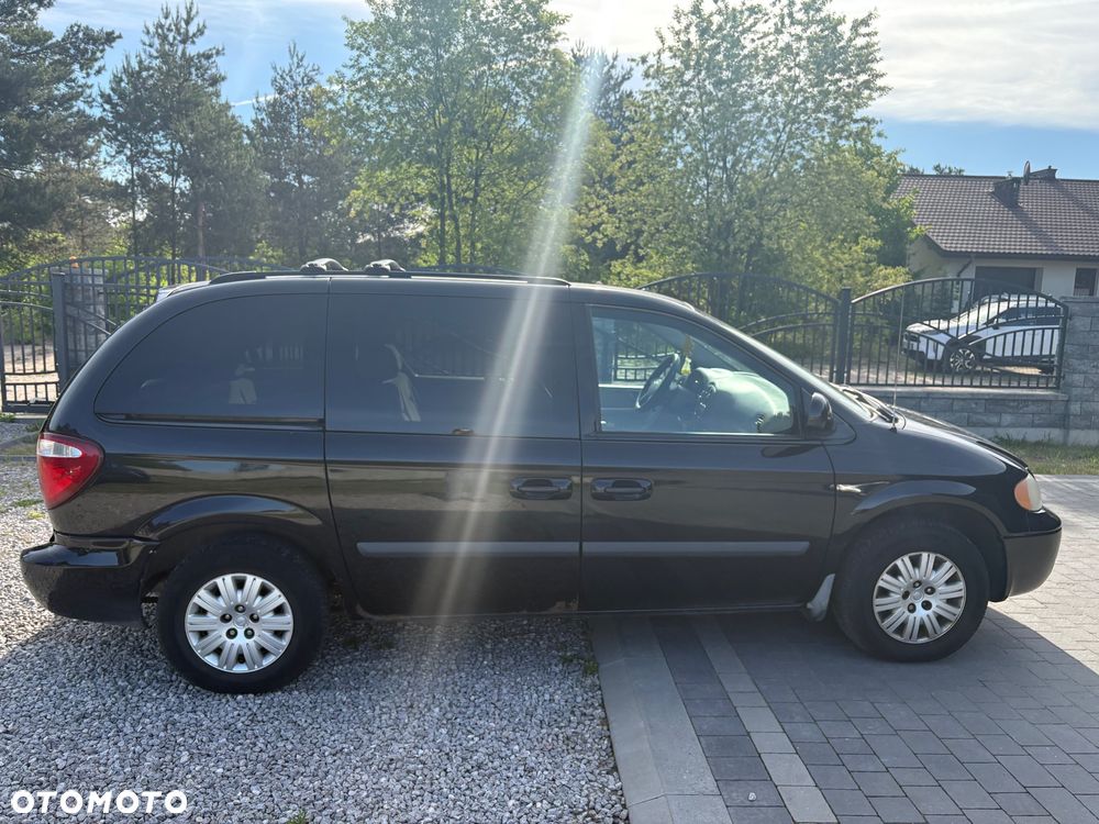 Chrysler Town & Country - 7