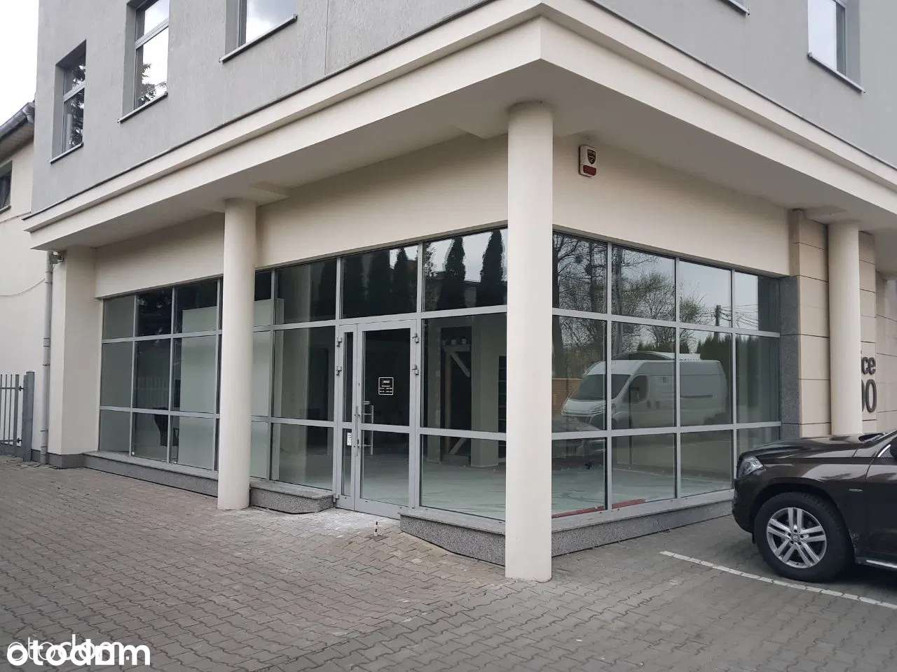 Atrakcyjny budynek sklep-biuro- magazyn 1400m² z parkingiem i klimat - Pełny obrazek: 2/9