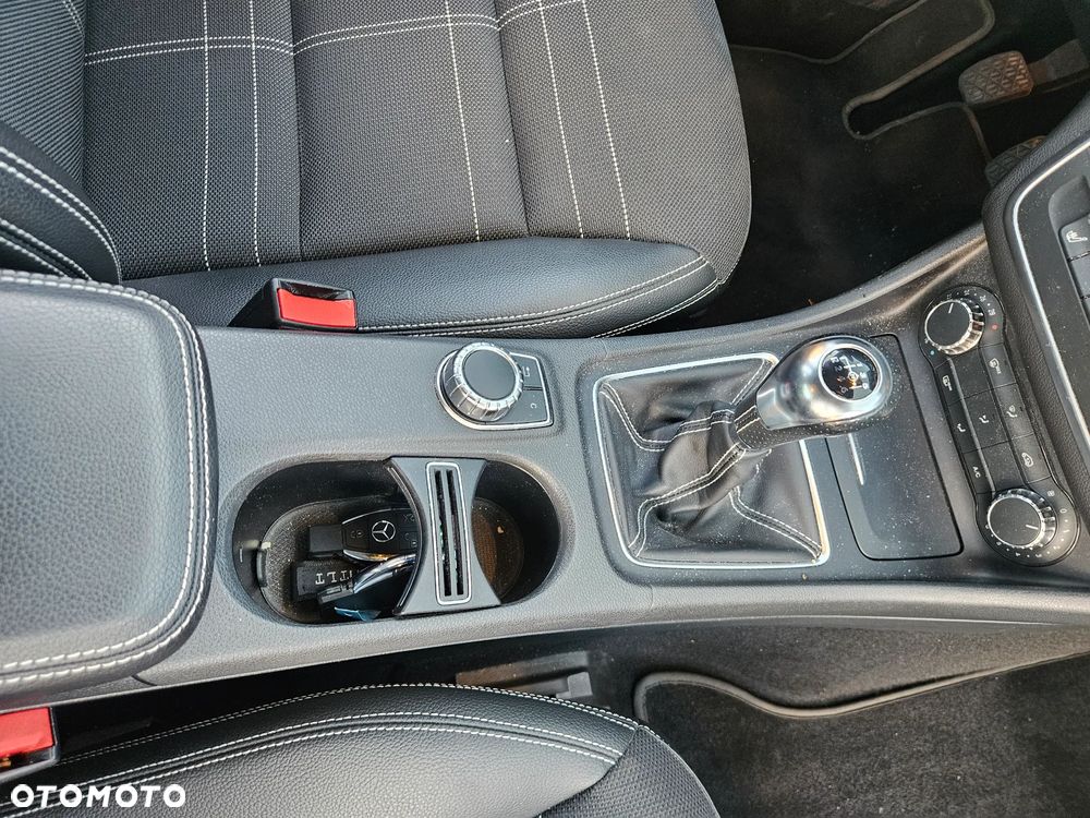Mercedes-Benz CLA 180 Orange Art Edition - 20