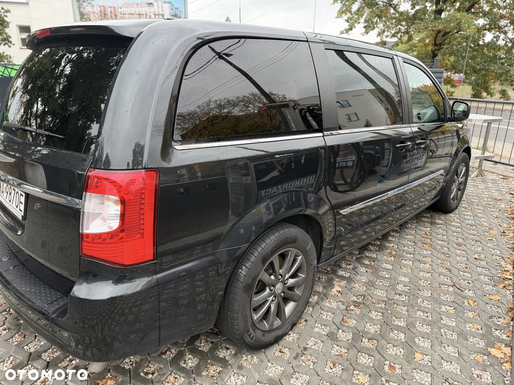 Chrysler Town & Country - 16