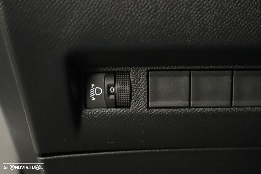 Peugeot e-2008 54 kWh Allure - 21