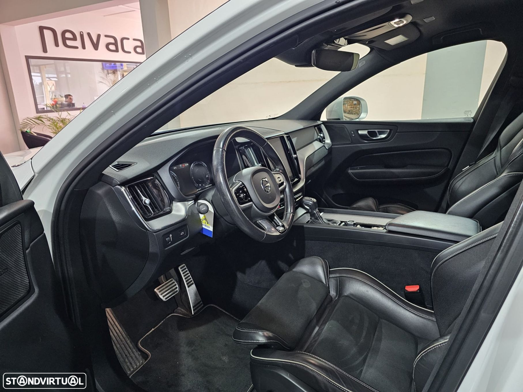 Volvo XC 60 2.0 D4 R-Design Geartronic - 11