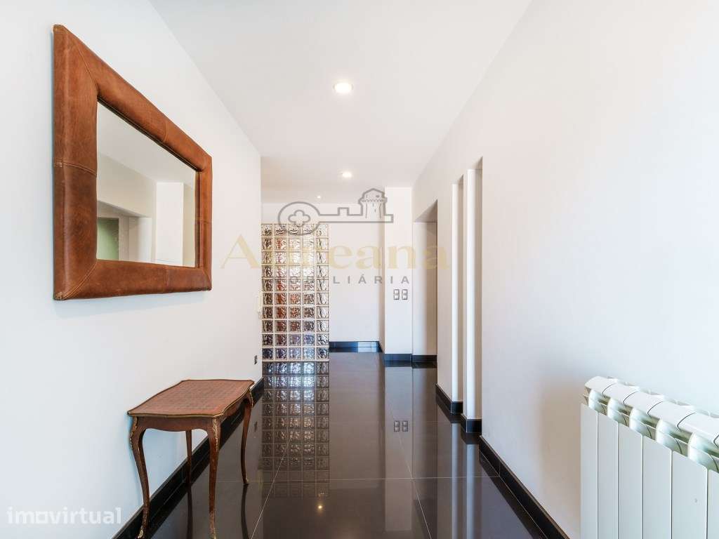 Moradia de linhas modernas com amplas áreas e excelente espaço exte... - Grande imagem: 4/60