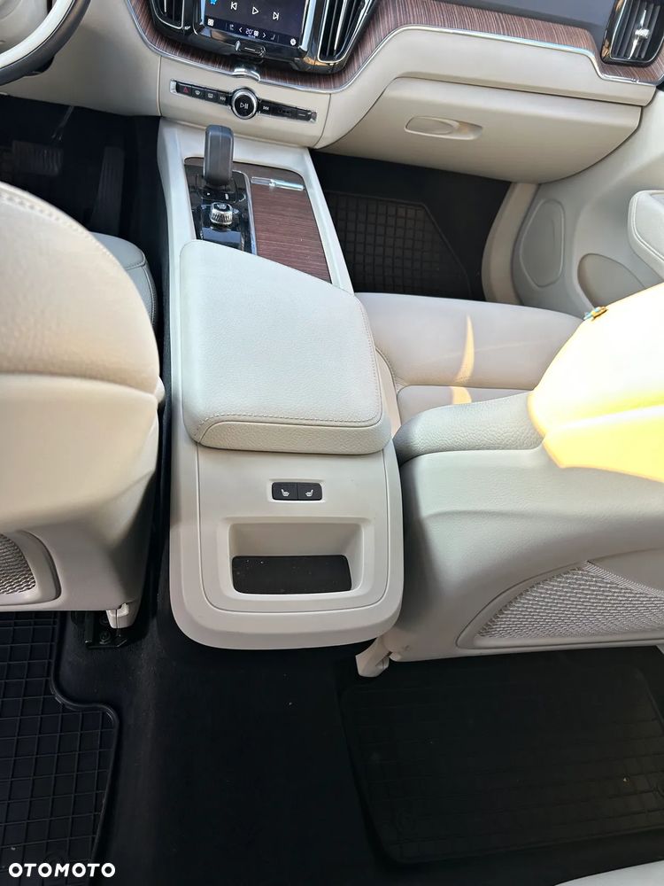 Volvo XC 60 B5 B AWD Plus Bright - 16