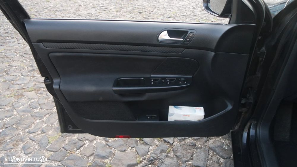 VW Jetta 1.6 TDi Confortline - 9