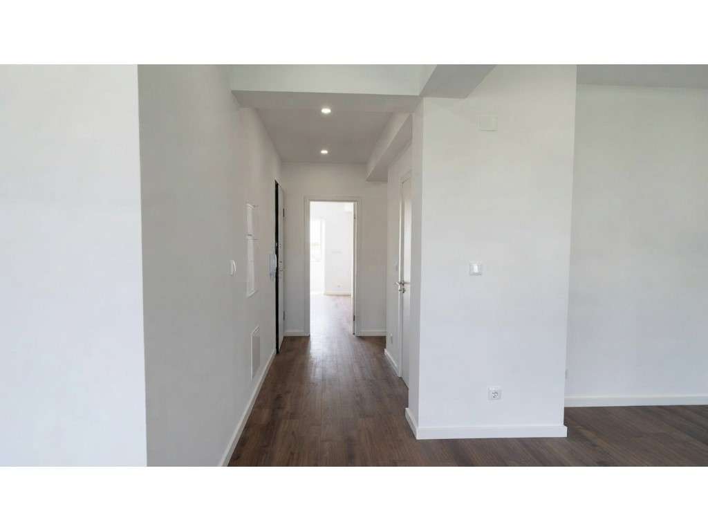 T2 Totalmente Remodelado | Excelente Localização na Amadora - Grande imagem: 4/30