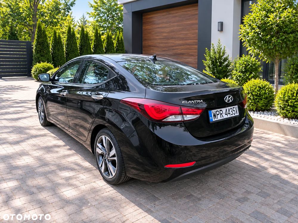 Hyundai Elantra - 4