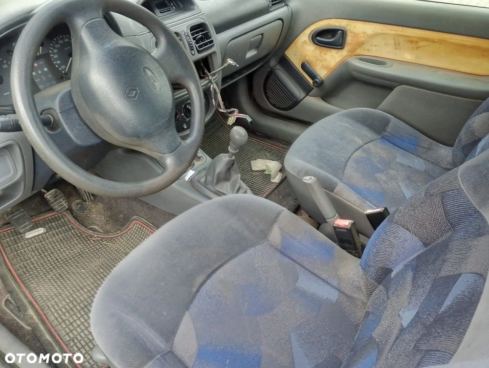 Renault Clio II (98-01r.) 1.2 B 58KM. Silnik D7FD720 Skrzynia JB1 184.Cały na części. GWARANCJA !!!  Przód Tył Zestaw Komplet Drzwi Klapa Zderzak Błotnik Maska Grill Atrapa Szyba Pas Lampa Lusterko Boczki Fotel Kanapa Kokpit Deska Rozdzielcza Przełącznik Włącznik Sterownik Przewody Wiązka Instalacja Moduł Komputer Czujnik Listwa Pompa Alternator Wtryski Głowica Rozrusznik Kompresor Sprzęgło Dwumas Silnik Skrzynia ABS Klimatyzacji Paliwa Wspomagania Kolektor Turbina Przepustnica Zawór Chłodnica Koło Hak Belka Sanki Zawieszenie Mcpherson Półoś Amortyzator Wydech Tłumik Zacisk Most - 7