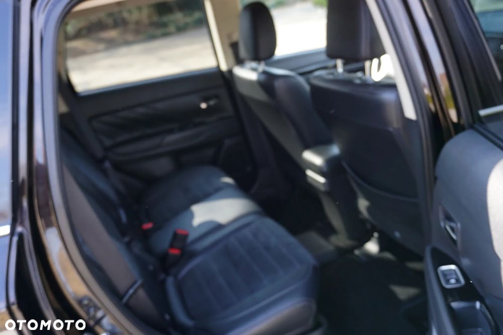 Mitsubishi Outlander 2.0 4WD Plus - 28