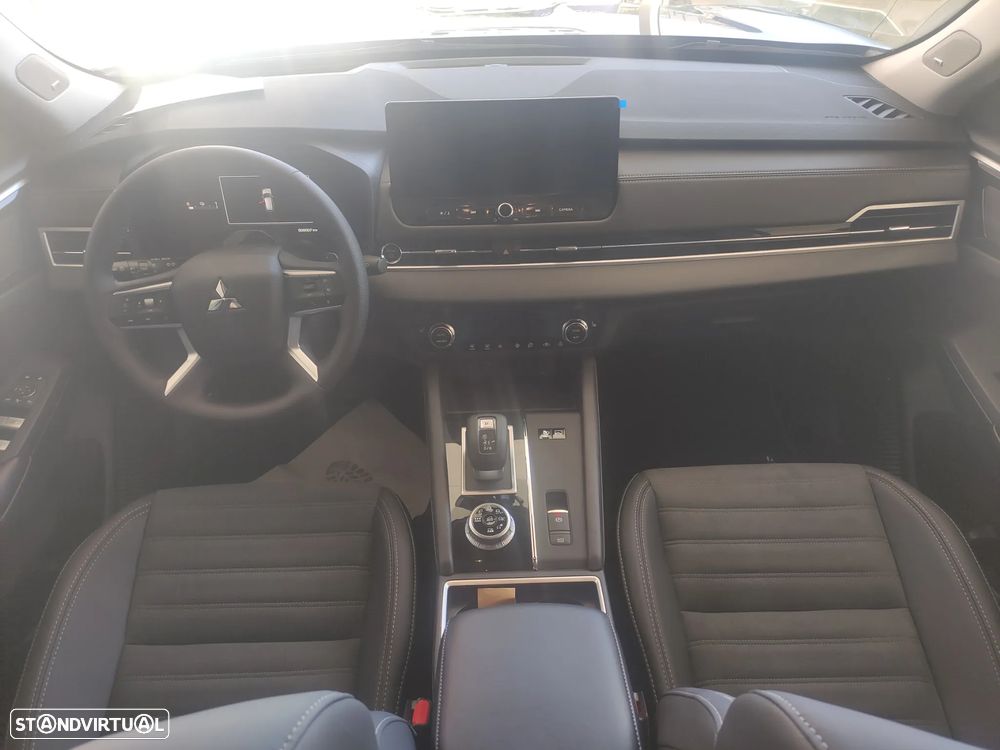 Mitsubishi Outlander - 4
