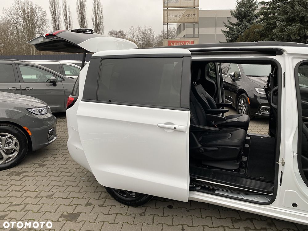 Chrysler Pacifica - 17