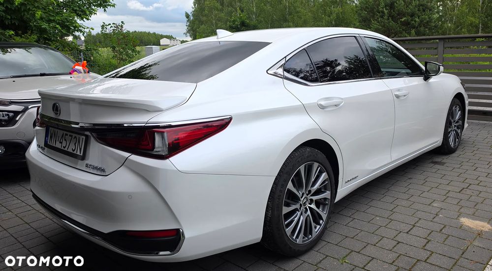 Lexus ES 300h Business Edition - 4