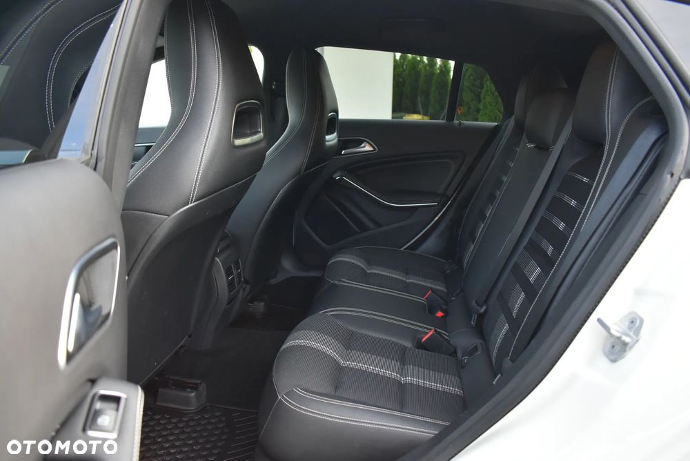 Mercedes-Benz CLA 200 7G-DCT UrbanStyle Edition - 13