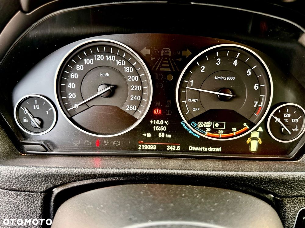 BMW Seria 3 320i Touring - 37