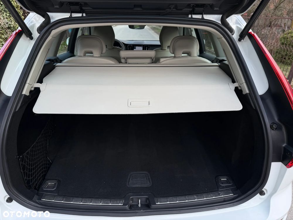 Volvo XC 60 B4 D AWD Momentum Pro - 36