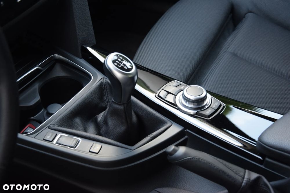 BMW Seria 3 320i Touring Sport Line - 24