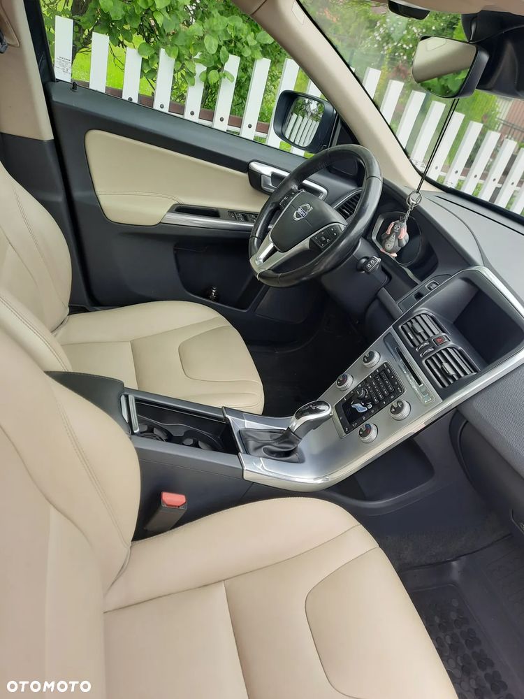 Volvo XC 60 D4 AWD Momentum - 4