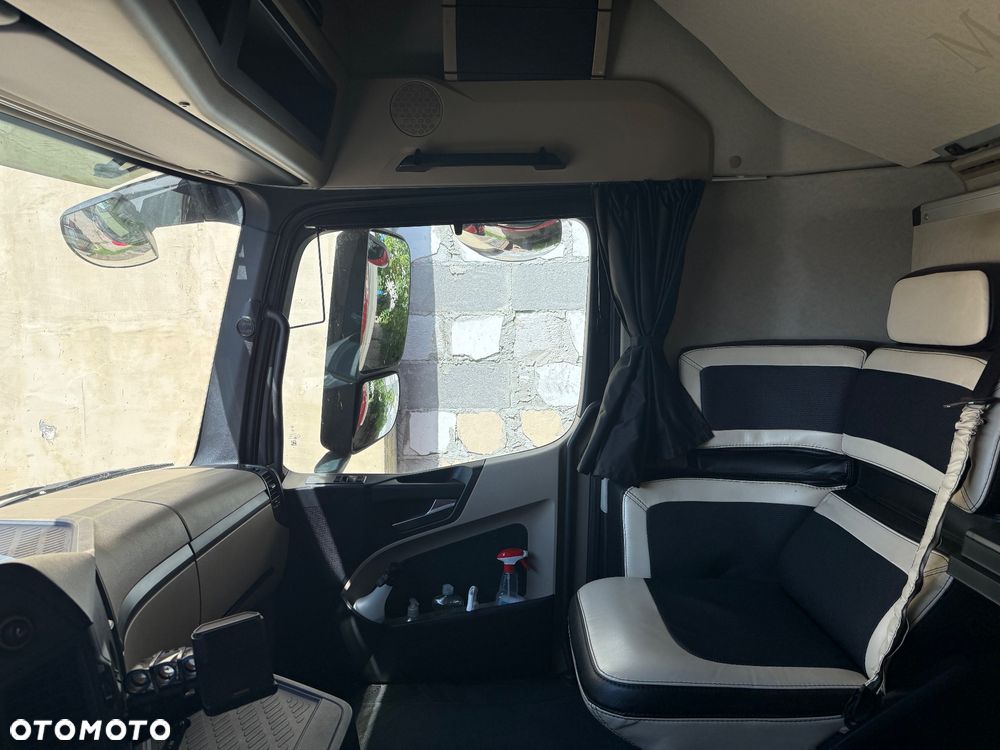 Mercedes-Benz Mercedes-Benz Actors 2545 - 9