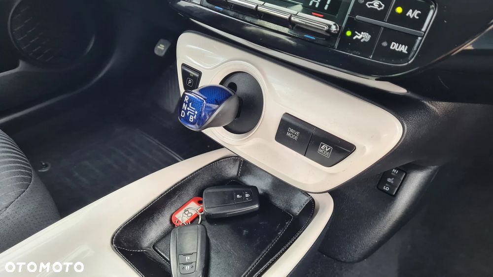 Toyota Prius Hybrid - 36