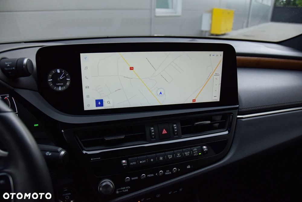 Lexus ES 300h Omotenashi - 9