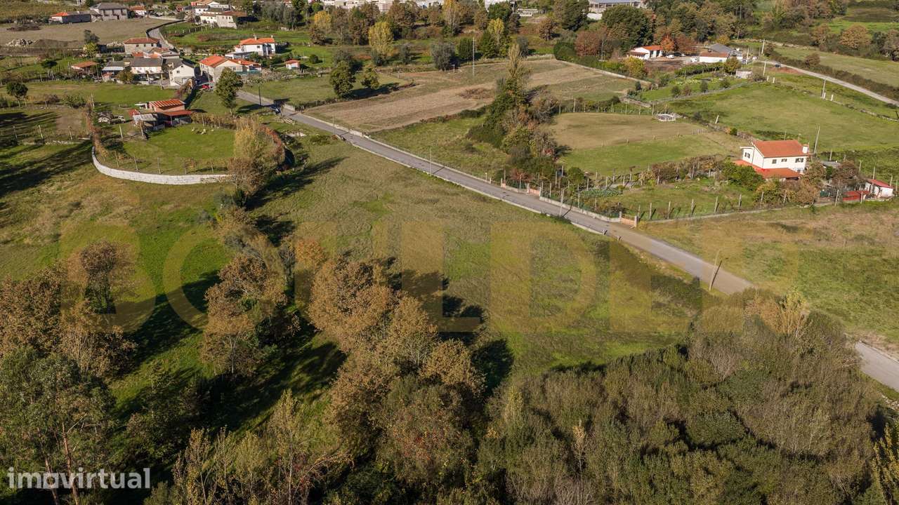 Terreno com 7.414 m² em Lanhoso - Grande imagem: 2/37