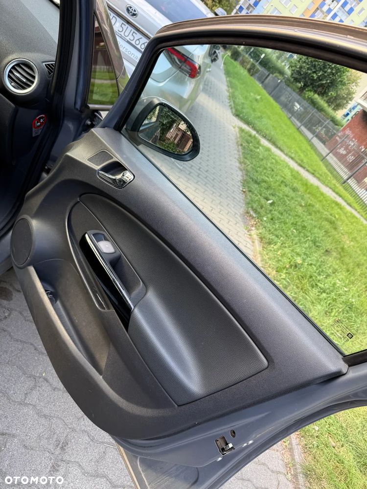 Opel Corsa 1.4 16V Cosmo - 12