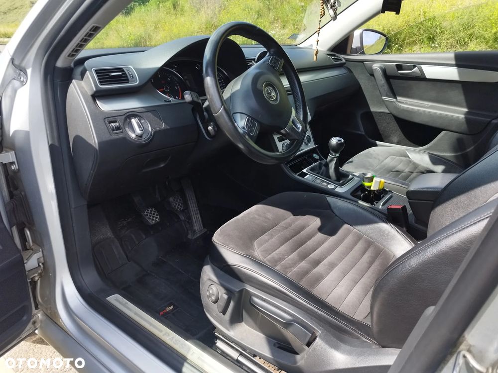 Volkswagen Passat 2.0 TDI Highline - 12