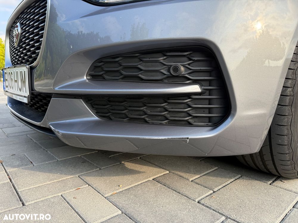 Jaguar XE D180 RWD R-Dynamic HSE - 24