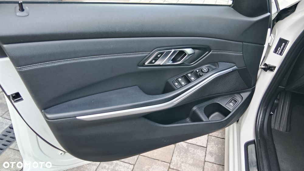 BMW Seria 3 320d Sport Line - 9