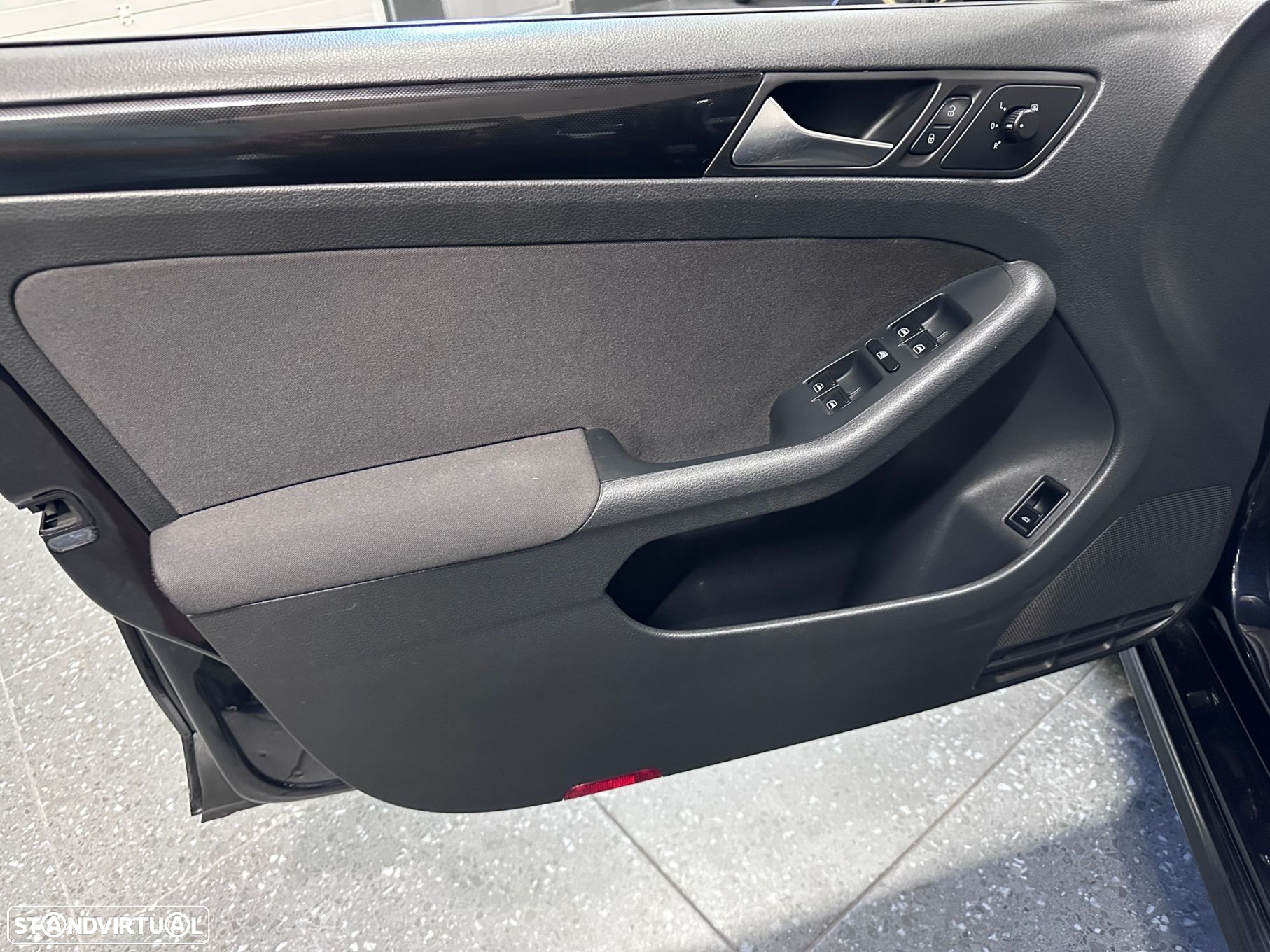 VW Jetta 1.6 TDi Confortline - 17