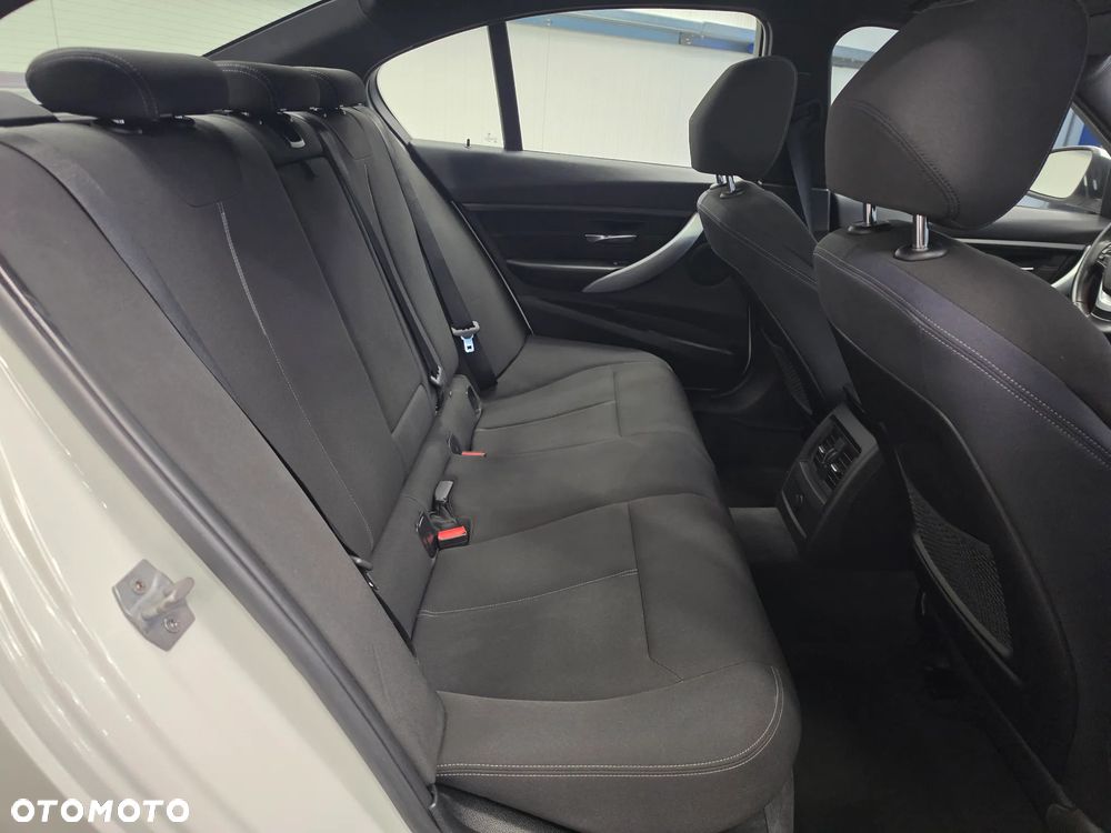 BMW Seria 3 318d DPF Edition Sport - 31