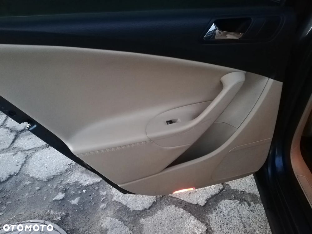 Volkswagen Passat 2.0 TDI Highline - 16