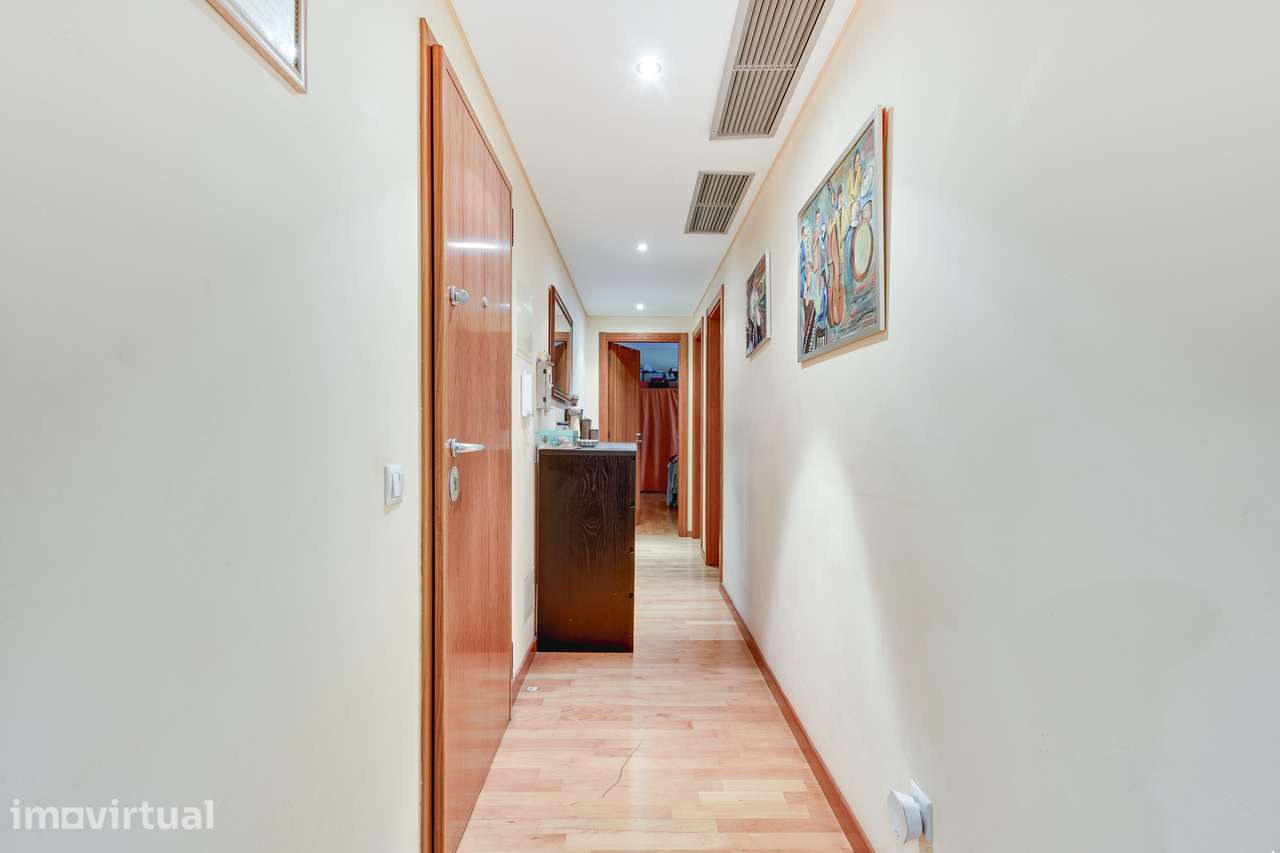 APARTAMENTO T3 | SUÍTE | DUAS VARANDAS | BOX PARA 4 CARROS | CAMARATE - Grande imagem: 2/28
