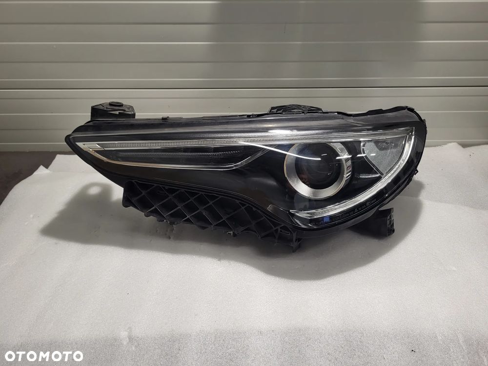 Alfa Romeo Stelvio XENON LAMPA LEWY PRZÓD 50563962 - 1