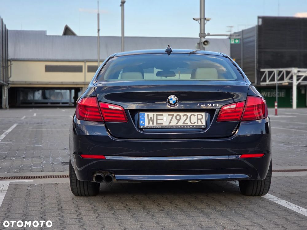 BMW Seria 5 528i xDrive - 11