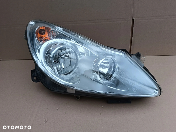 Lampa przednia prawa Opel Corsa D oryg 13186382
