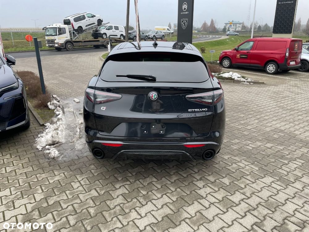 Alfa Romeo Stelvio - 8