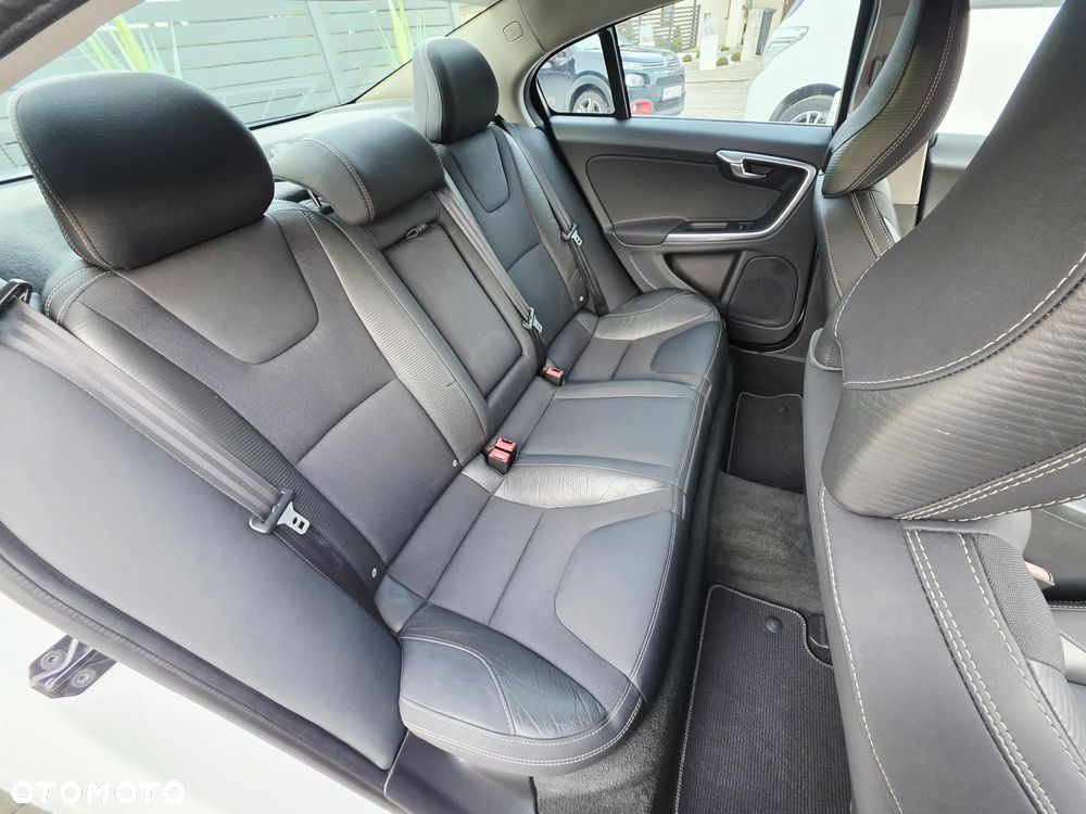Volvo S60 D4 R-Design - 35