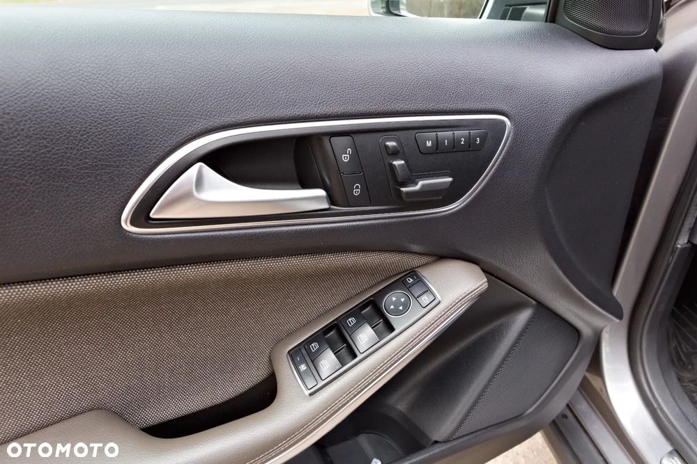 Mercedes-Benz GLA 200 7G-DCT - 27